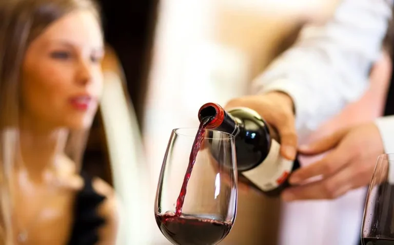 ¿Vale la pena certificarse como sommelier si no trabajas en la industria? “A veces el vino se disfruta más cuando lo entendemos, pero no siempre hay que ser sommelier para apreciarlo con pasión.”